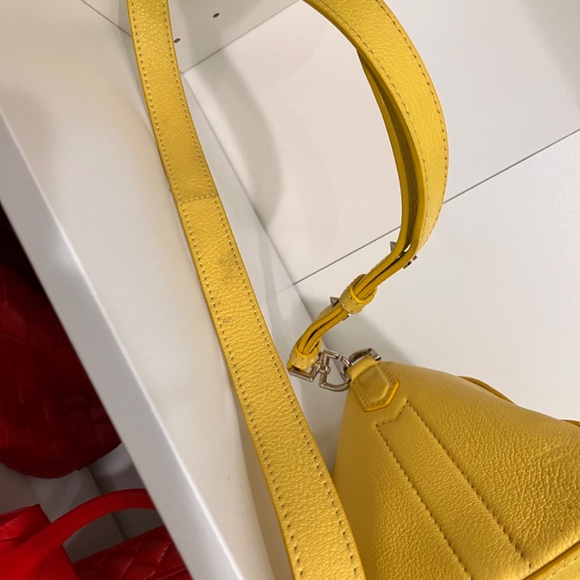 Authentic Givenchy Antigona - Picture 13 of 15